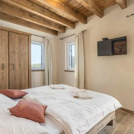 Holiday home Tolles Ferienhaus In Premantura